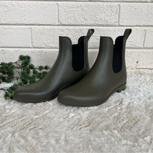 Rain boots!! Slip on army green waterproof boots!
